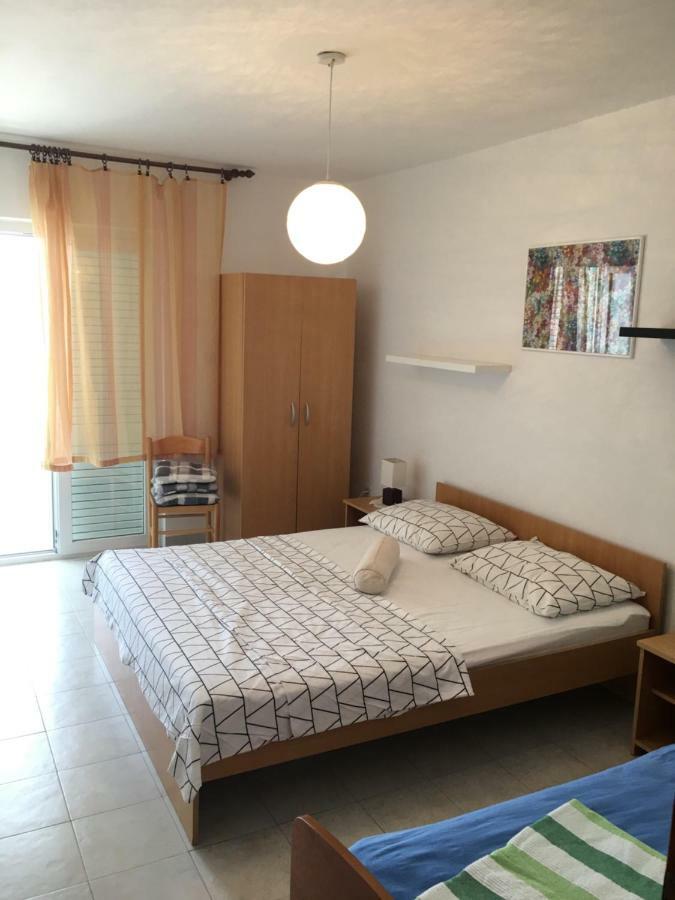 Apartmani Roxy Lovište Екстериор снимка